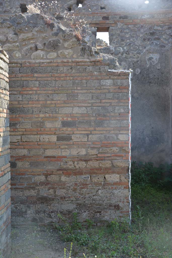 IX.5.2 Pompeii. May 2017.
Room ‘b’, south-west corner of atrium, with doorway to corridor ‘m’, on left, and to room ‘g’, on right.
Foto Christian Beck, ERC Grant 681269 DÉCOR.
