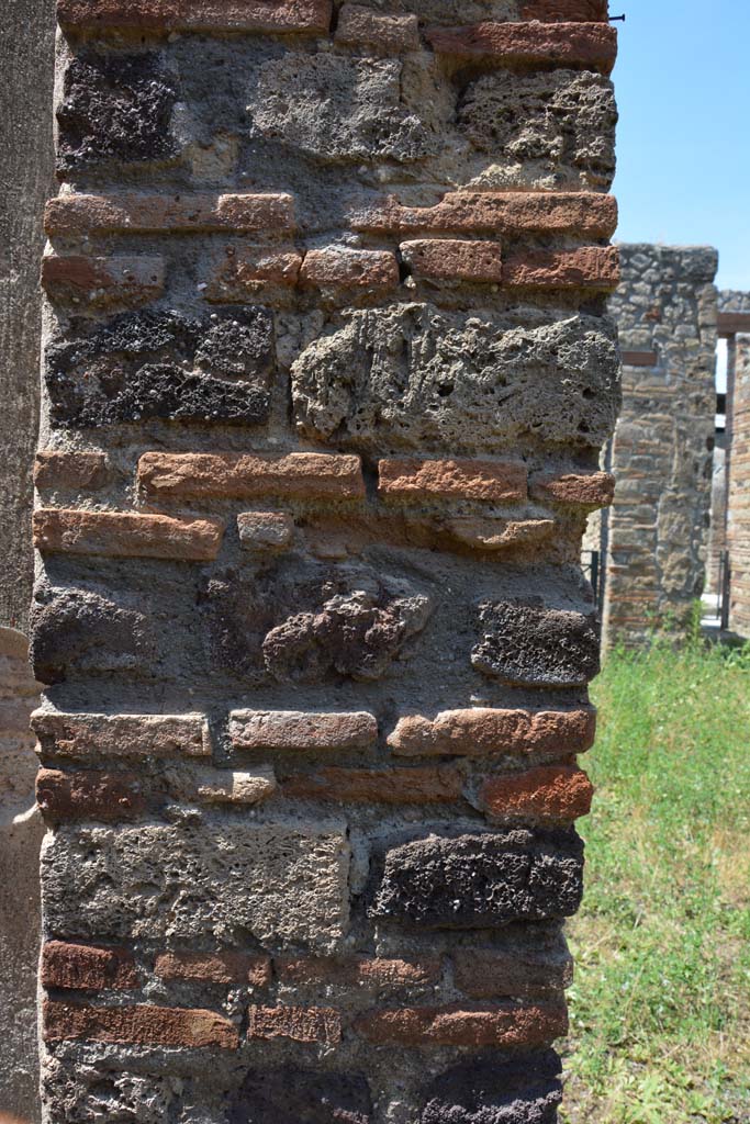 IX.5.2 Pompeii. May 2017.
Room ‘g’, pilaster on north side of doorway, looking north across atrium ‘b’, on right.
Foto Christian Beck, ERC Grant 681269 DÉCOR.