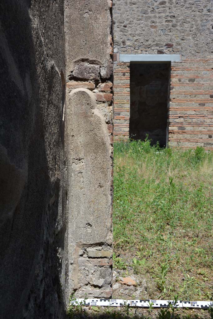IX.5.2 Pompeii. May 2017.
Room ‘g’, pilaster in north-east corner, north side of doorway to atrium ‘b’.
Foto Christian Beck, ERC Grant 681269 DÉCOR.