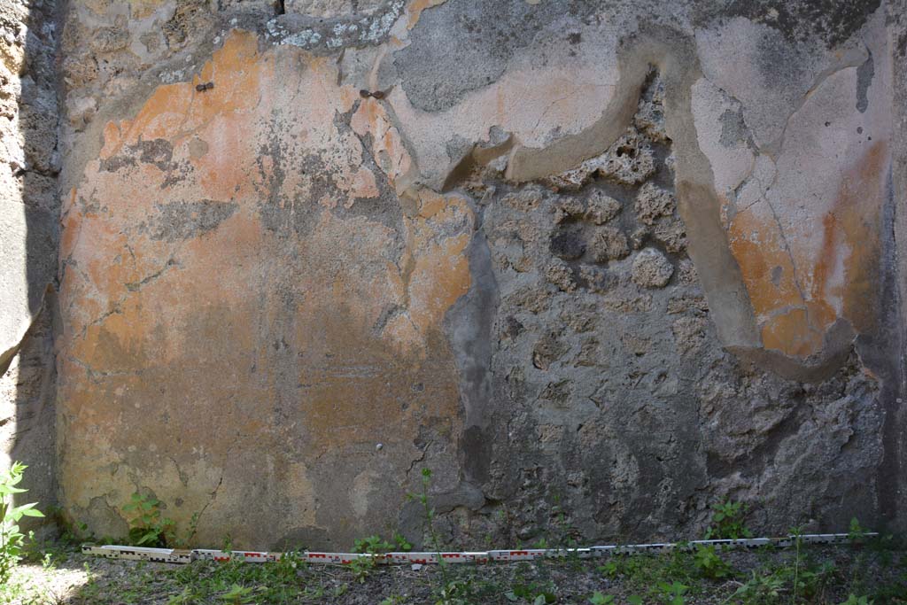 IX.5.2 Pompeii. May 2017. Room ‘g’, looking towards south wall.
Foto Christian Beck, ERC Grant 681269 DÉCOR.
According to PPM –
This wall had the remains of IV Style decoration, which is now completely illegible, but which included a painting of the abduction of Europa.
See Carratelli, G. P., 1990-2003. Pompei: Pitture e Mosaici. VIII (8). Roma: Istituto della enciclopedia italiana, (p.383).