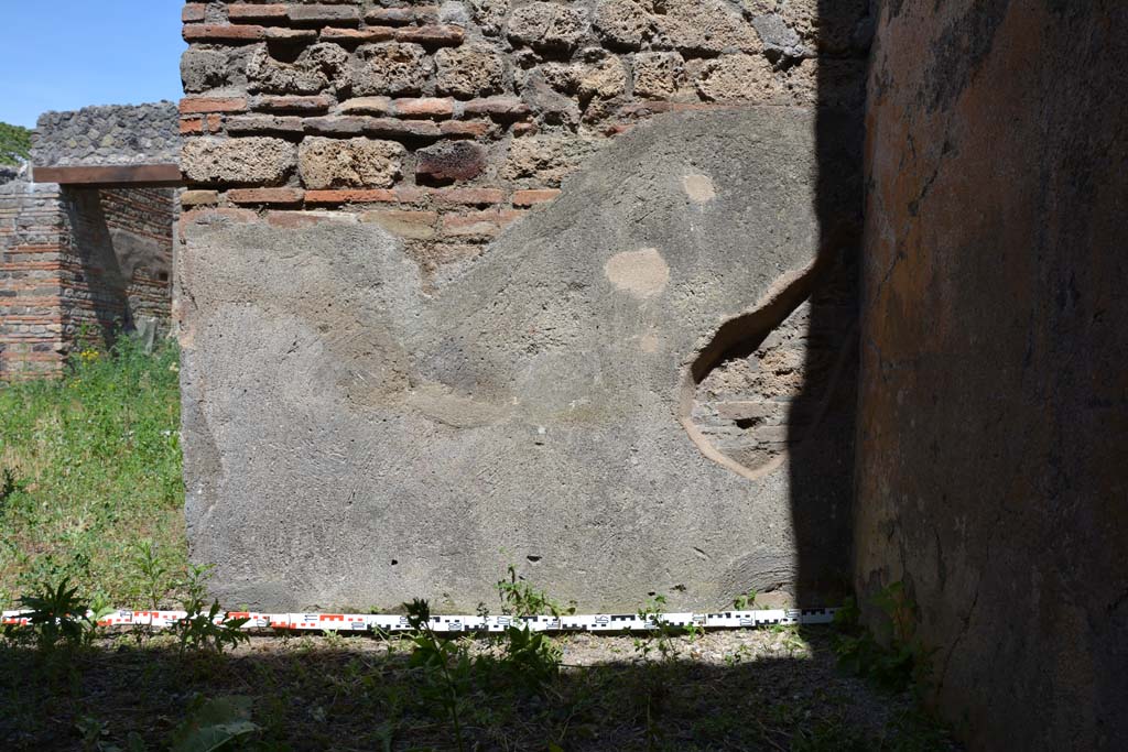 IX.5.2 Pompeii. May 2017. Room ‘g’, lower east wall on south side of doorway to atrium ‘b’.
Foto Christian Beck, ERC Grant 681269 DÉCOR.