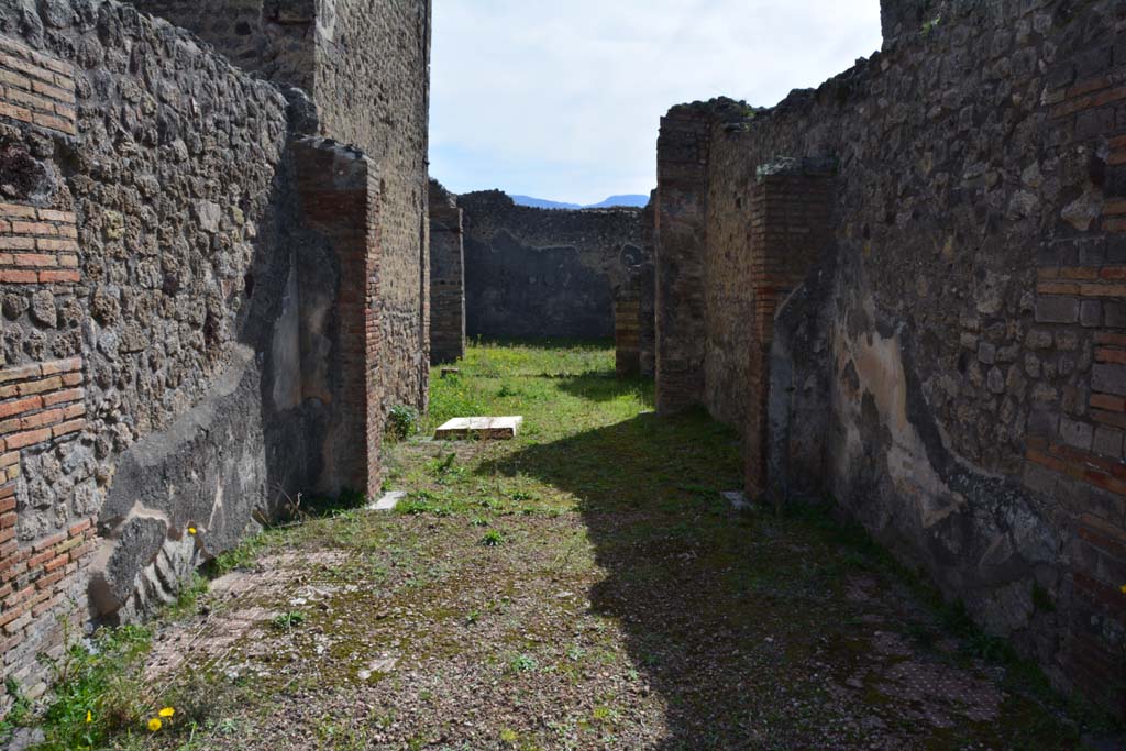 IX.5.2 Pompeii. March 2017. Room ‘k’, looking south across tablinum, into room ‘L’ on south side (double tablinum).
Foto Christian Beck, ERC Grant 681269 DÉCOR.