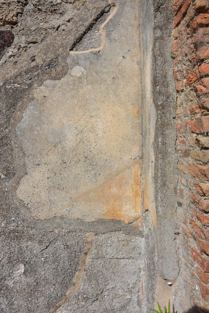 IX.5.2 Pompeii. May 2017.
Room ‘k’, detail from east wall at south end with small separating wall to room ‘L’, on right.
Foto Christian Beck, ERC Grant 681269 DÉCOR.