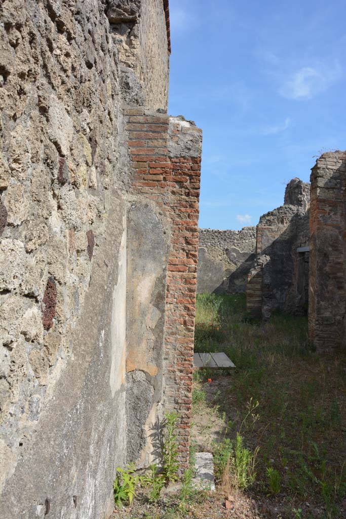 IX.5.2 Pompeii. May 2017. Room ‘k’, looking south along east wall towards small separating wall into room ‘L’.
Foto Christian Beck, ERC Grant 681269 DÉCOR.