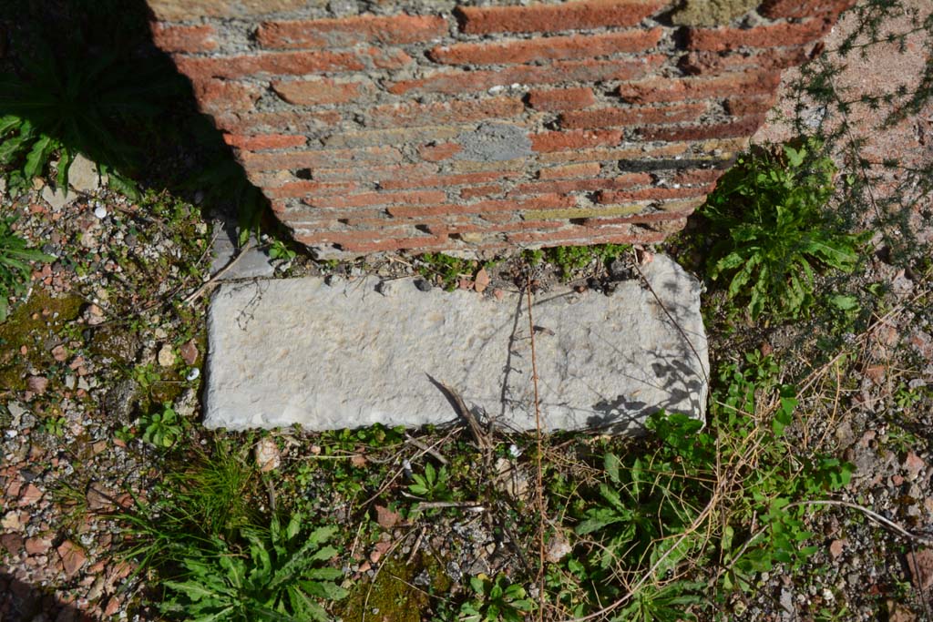 IX.5.2 Pompeii. March 2017. Room ‘k’, doorway threshold, separating from room ‘L’, on right.
Foto Christian Beck, ERC Grant 681269 DÉCOR.