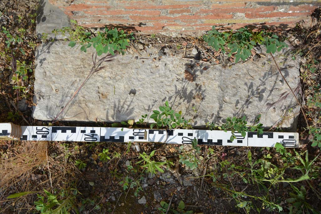 IX.5.2 Pompeii. May 2017. Room ‘k’, east side, detail of doorway threshold, separating from room ‘L’, on right.
Foto Christian Beck, ERC Grant 681269 DÉCOR.