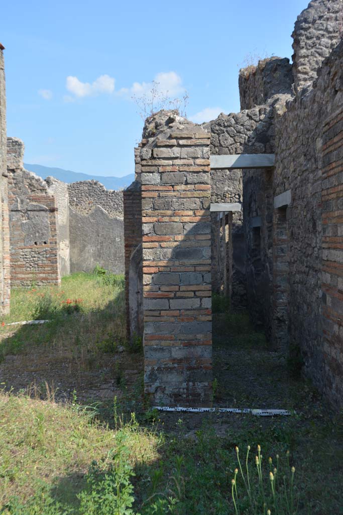 IX.5.2 Pompeii. May 2017.
Room ‘k’, detail of pilaster on west side of tablinum in atrium, with corridor ‘m’, on right.
Foto Christian Beck, ERC Grant 681269 DÉCOR.