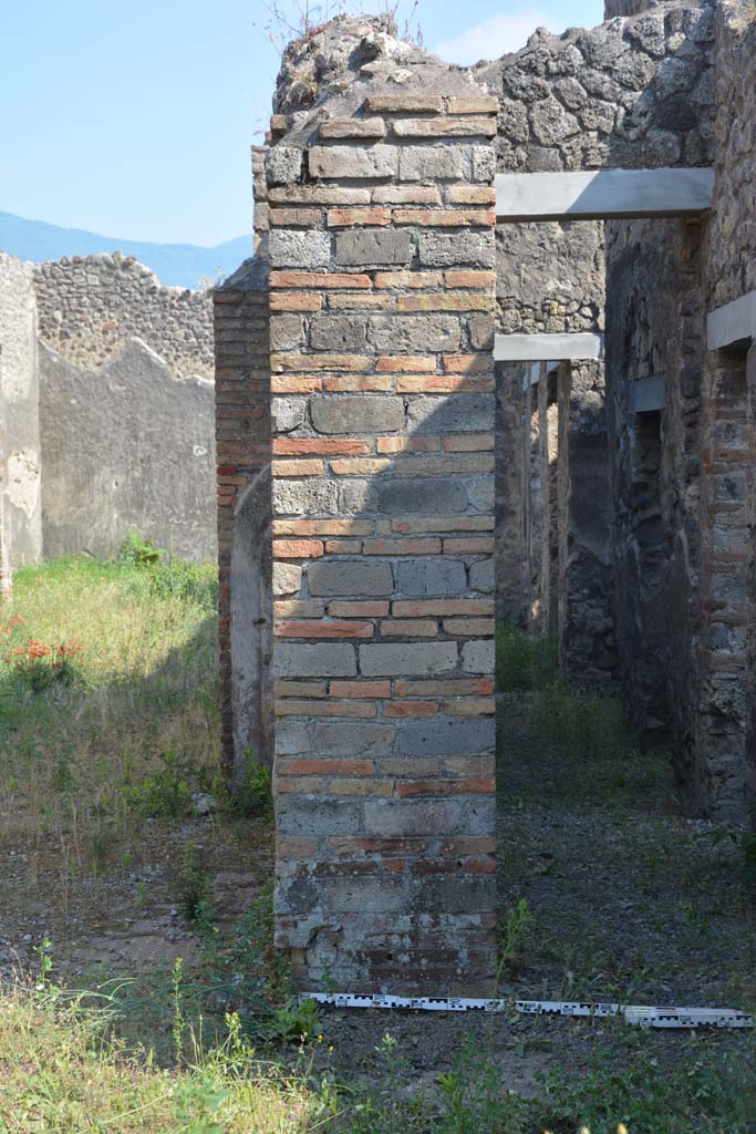 IX.5.2 Pompeii. May 2017.
Room ‘k’, detail of pilaster on west side of tablinum, with remaining flooring visible, on the right is corridor ‘m’.
Foto Christian Beck, ERC Grant 681269 DÉCOR.