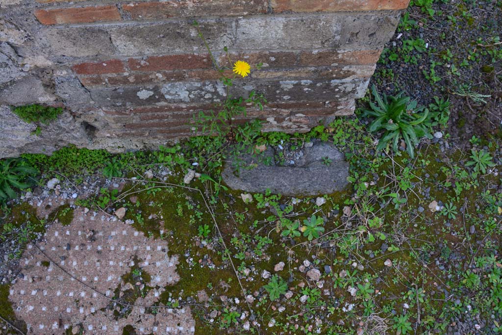 IX.5.2 Pompeii. March 2017. Room ‘k’, remaining threshold on west side of doorway, at north end.
Foto Christian Beck, ERC Grant 681269 DÉCOR.