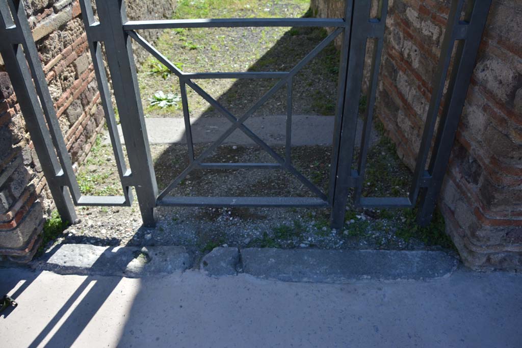 IX.5.2 Pompeii. March 2017. Room ‘a’, looking south across doorway threshold towards vestibule.
Foto Christian Beck, ERC Grant 681269 DÉCOR.