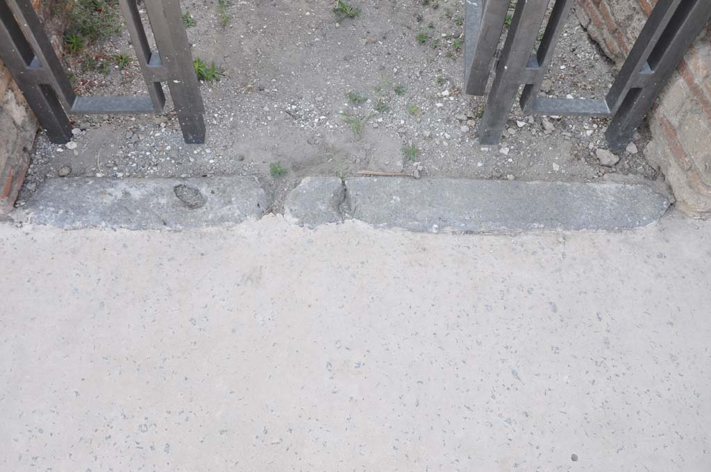 IX.5.2 Pompeii. July 2017. Entrance doorway threshold, looking south towards vestibule from Via di Nola pavement.
Foto Annette Haug, ERC Grant 681269 DÉCOR.