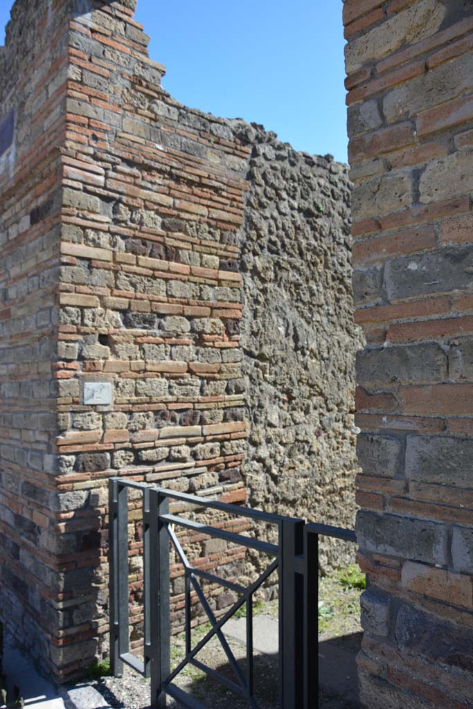 IX.5.2 Pompeii. March 2017. Room ‘a’, looking towards east side of entrance doorway and vestibule.
Foto Christian Beck, ERC Grant 681269 DÉCOR.
