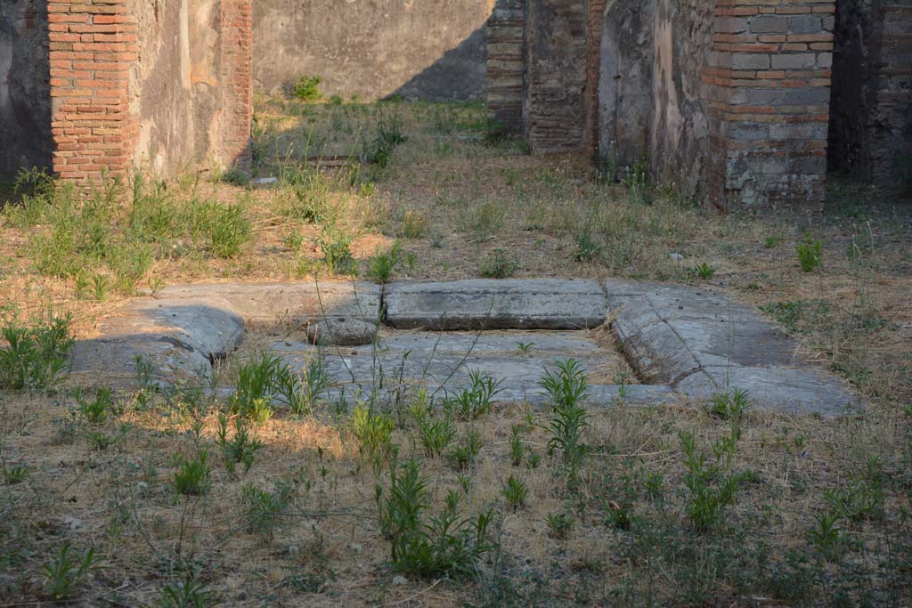IX.5.2 Pompeii. July 2017. Looking south across impluvium in atrium ‘b’.
Foto Annette Haug, ERC Grant 681269 DÉCOR