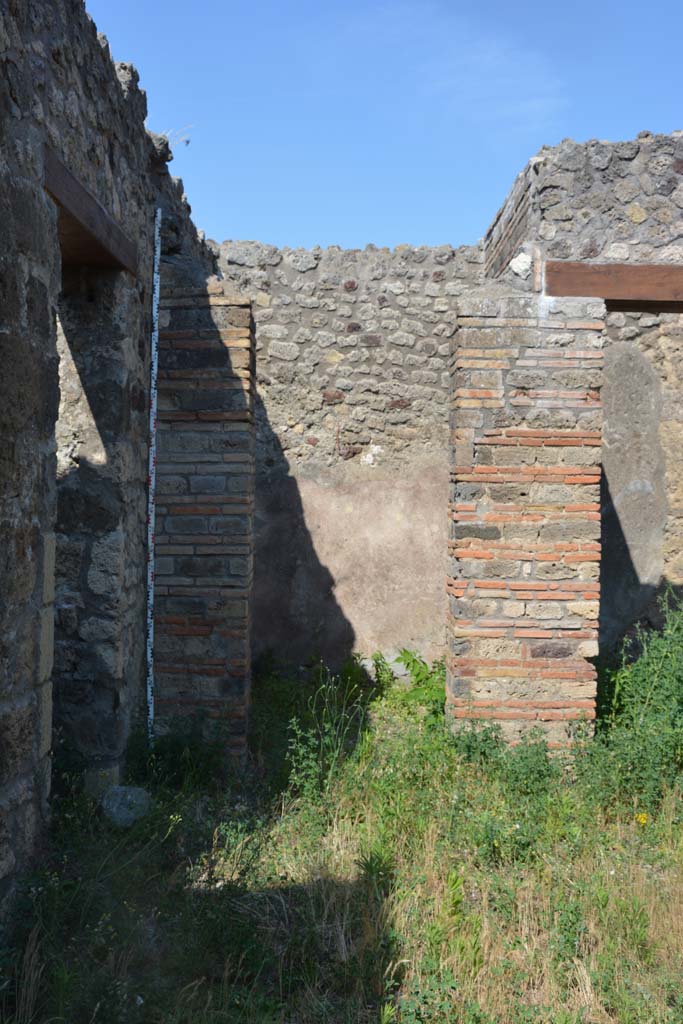 IX.5.2 Pompeii. May 2017.
Atrium ‘b’, looking east towards doorway to room ‘d’ in north-east corner.
Foto Christian Beck, ERC Grant 681269 DÉCOR.