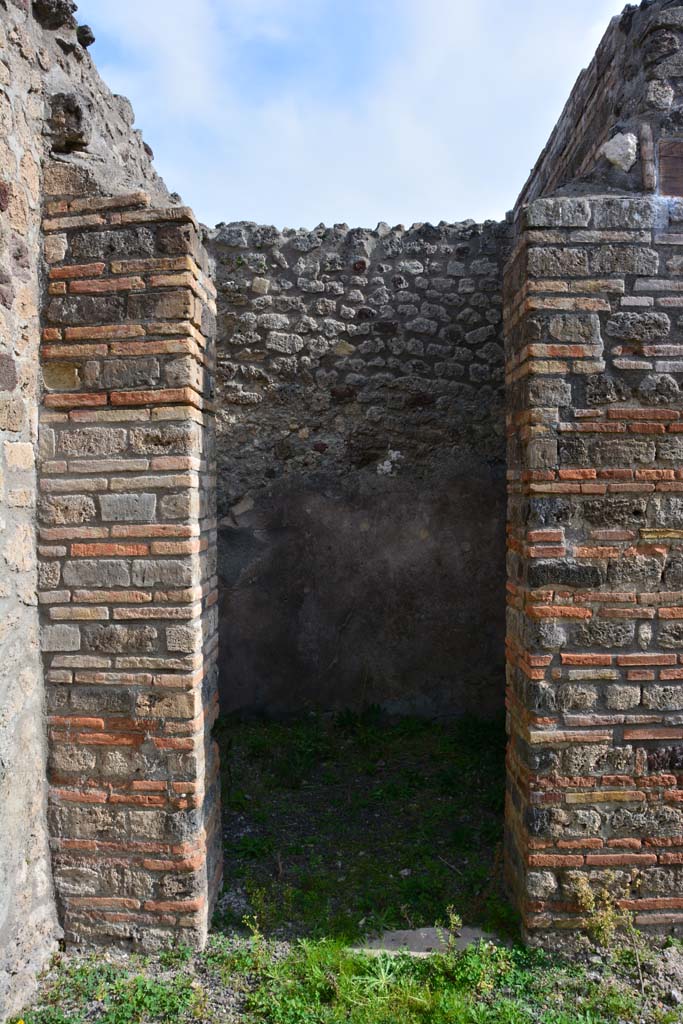 IX.5.2 Pompeii. March 2017. Room ‘d’, looking east through doorway.
Foto Christian Beck, ERC Grant 681269 DÉCOR.