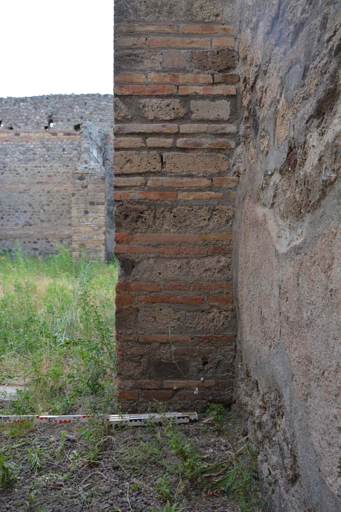 IX.5.2 Pompeii. May 2017.
Room ‘d’, detail of masonry pilaster in north-west corner, looking west.
Foto Christian Beck, ERC Grant 681269 DÉCOR
