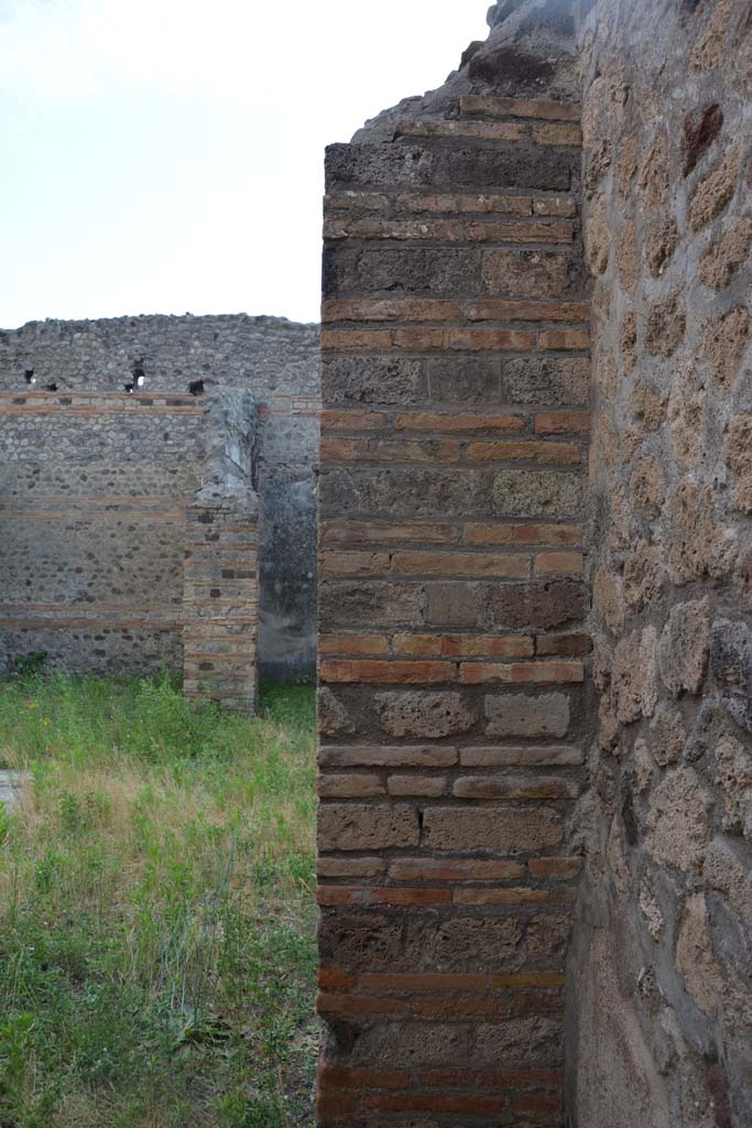 IX.5.2 Pompeii. May 2017.
Room ‘d’, detail of upper masonry pilaster in north-west corner, looking west.
Foto Christian Beck, ERC Grant 681269 DÉCOR