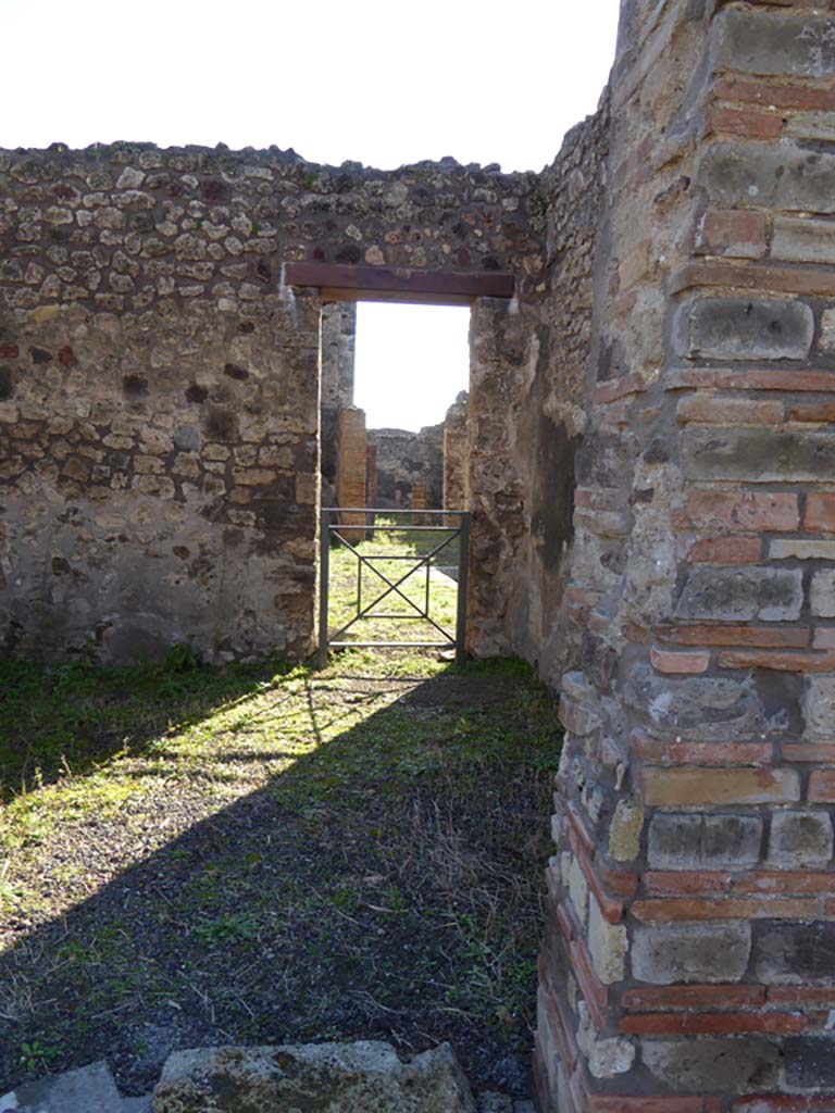 IX.5.3 Pompeii. January 2017.
Looking south from west side of entrance doorway towards south wall with doorway into IX.5.2.
Foto Annette Haug, ERC Grant 681269 DÉCOR.
