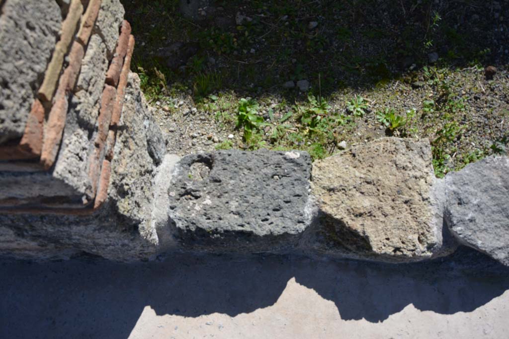IX.5.3 Pompeii. March 2017. Detail of doorway threshold at east end.
Foto Christian Beck, ERC Grant 681269 DÉCOR.