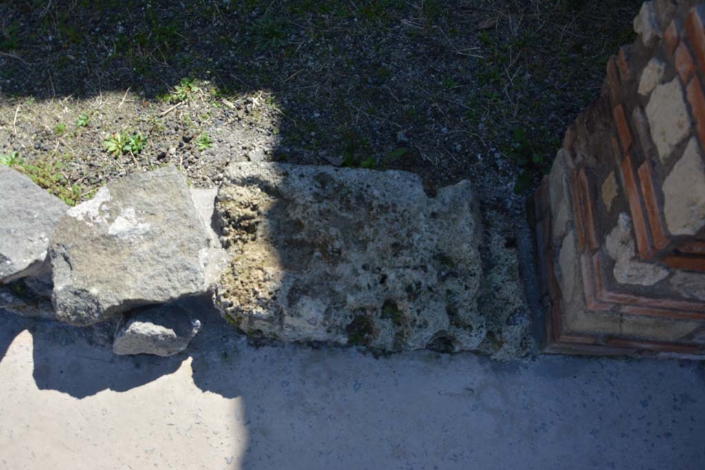 IX.5.3 Pompeii. March 2017. Detail of doorway threshold at west end.
Foto Christian Beck, ERC Grant 681269 DÉCOR.
