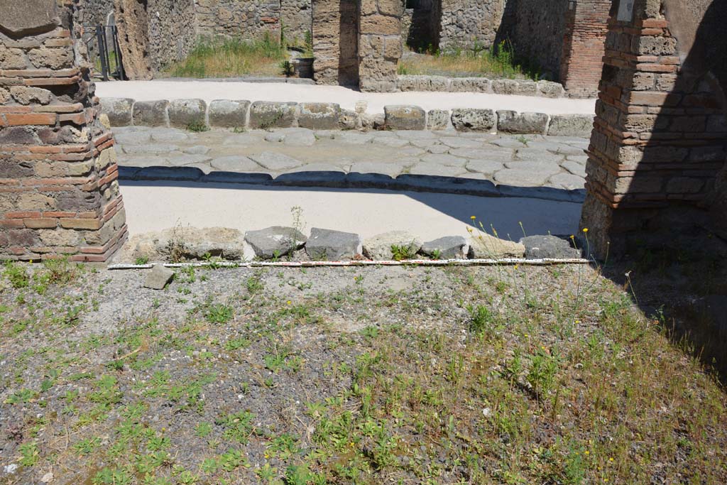 IX.5.3 Pompeii. May 2017. Looking north across shop flooring towards threshold of doorway.
Foto Christian Beck, ERC Grant 681269 DÉCOR.