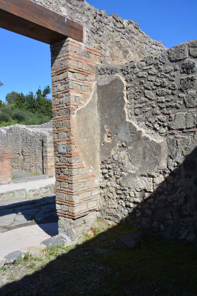 IX.5.3 Pompeii. March 2017. Looking towards north-east corner of shop-room.
Foto Christian Beck, ERC Grant 681269 DÉCOR.