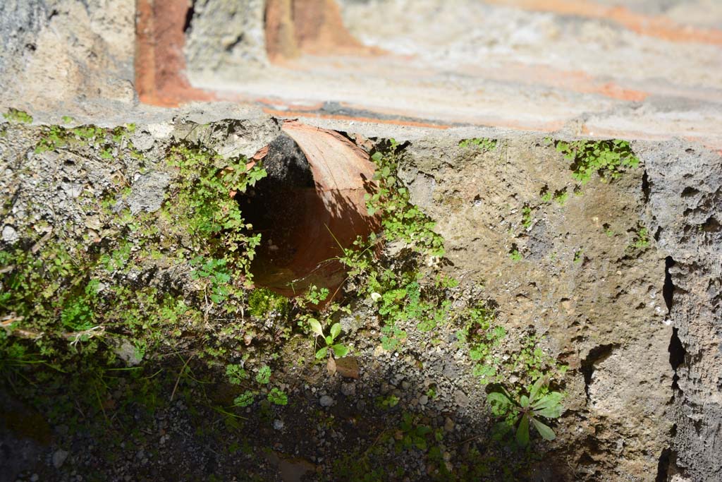 IX.5.3 Pompeii. March 2017. Detail of terracotta pipe/pot, in north-east corner of shop-room.
Foto Christian Beck, ERC Grant 681269 DÉCOR.