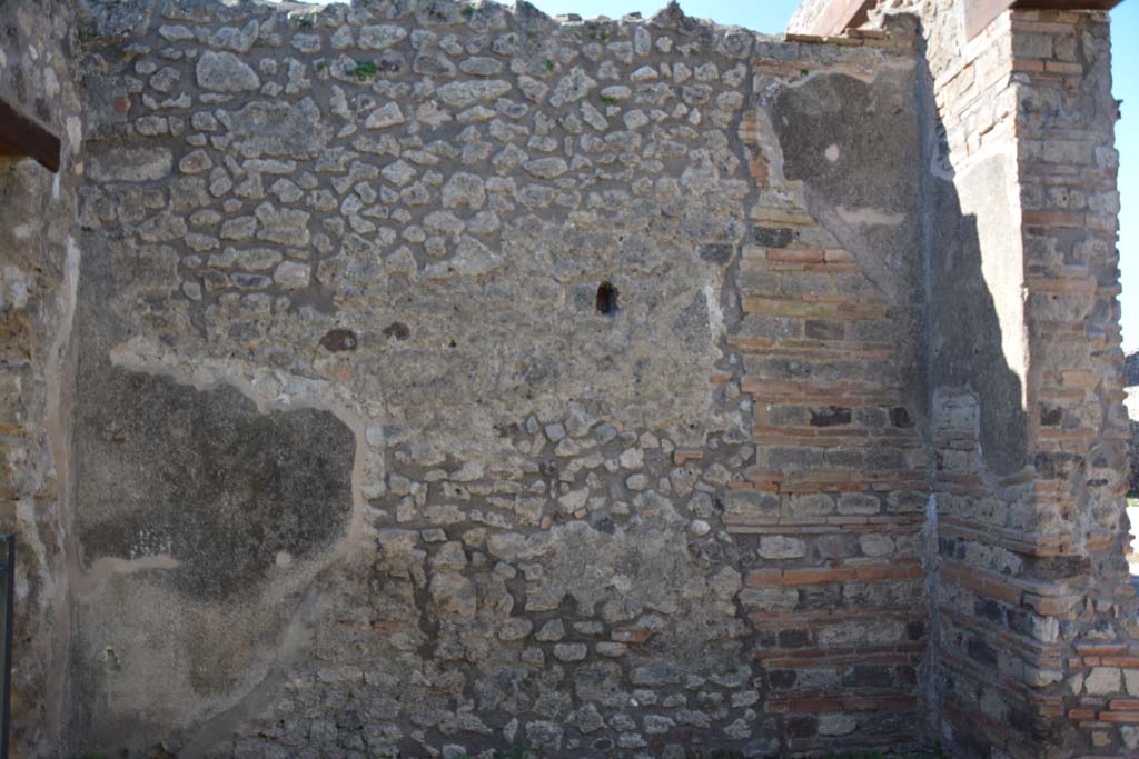 IX.5.3 Pompeii. March 2017. Looking towards west wall of shop-room.
Foto Christian Beck, ERC Grant 681269 DÉCOR.