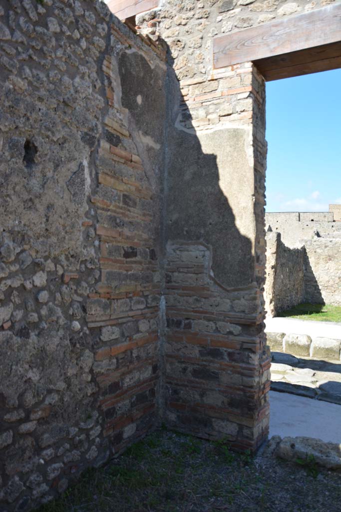 IX.5.3 Pompeii. March 2017. Looking towards north-west corner of shop-room.
Foto Christian Beck, ERC Grant 681269 DÉCOR.