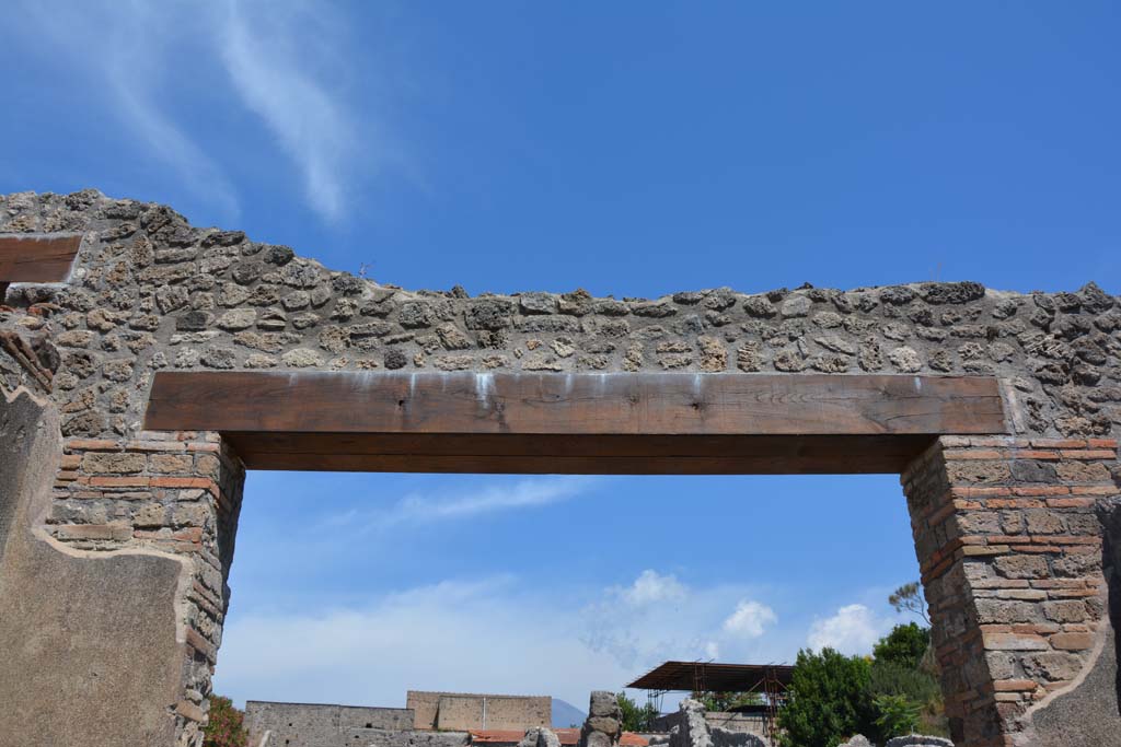 IX.5.3 Pompeii. May 2017. Upper north wall above entrance doorway.
Foto Christian Beck, ERC Grant 681269 DÉCOR.