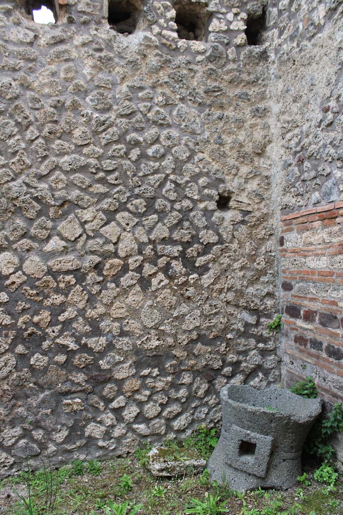 IX.5.4 Pompeii. March 2019. Room c, east wall in south-east corner.
Foto Christian Beck, ERC Grant 681269 DÉCOR.