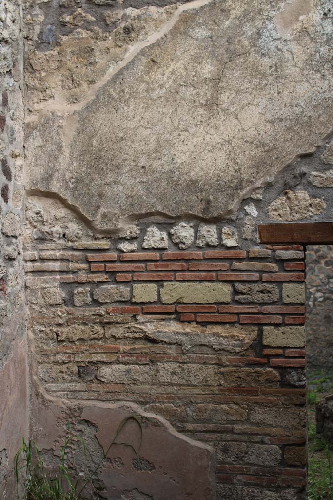 IX.5.4 Pompeii. March 2019. Room d, detail of north wall at west end.
Foto Christian Beck, ERC Grant 681269 DÉCOR.