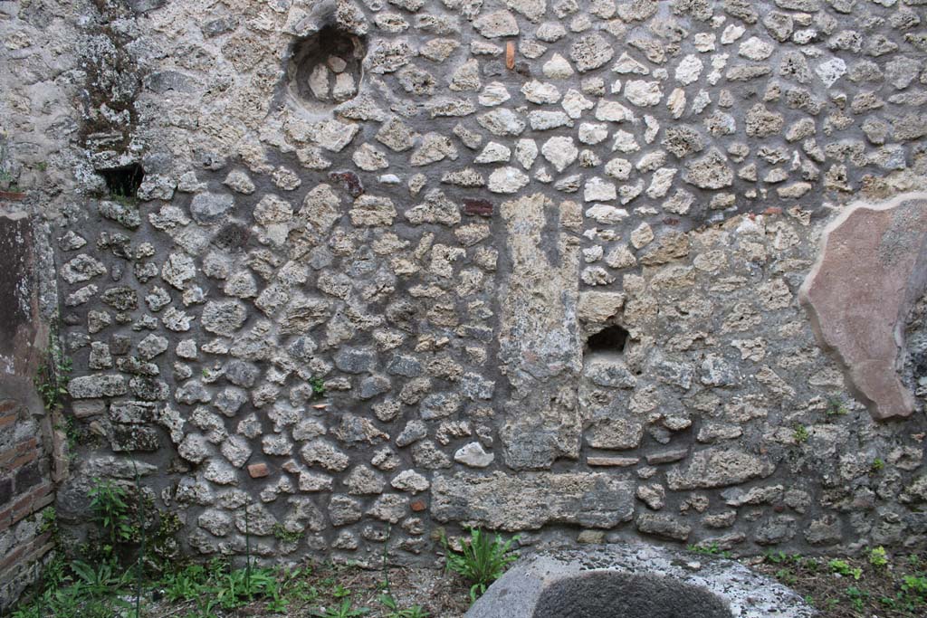 IX.5.4 Pompeii. March 2019. Room d, east wall at north end.
Foto Christian Beck, ERC Grant 681269 DÉCOR.