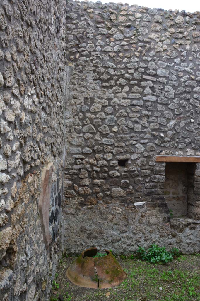 IX.5.4 Pompeii. March 2017. Room d, south wall in south-east corner.
Foto Christian Beck, ERC Grant 681269 DÉCOR.