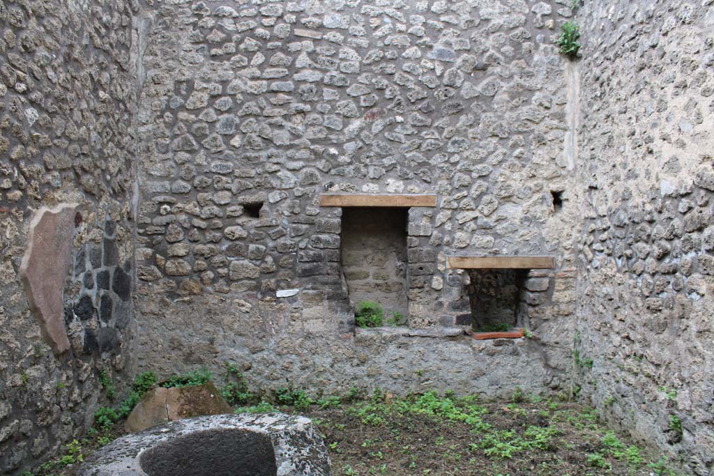 IX.5.4 Pompeii. March 2019. Room d, looking towards south wall.
Foto Christian Beck, ERC Grant 681269 DÉCOR.
