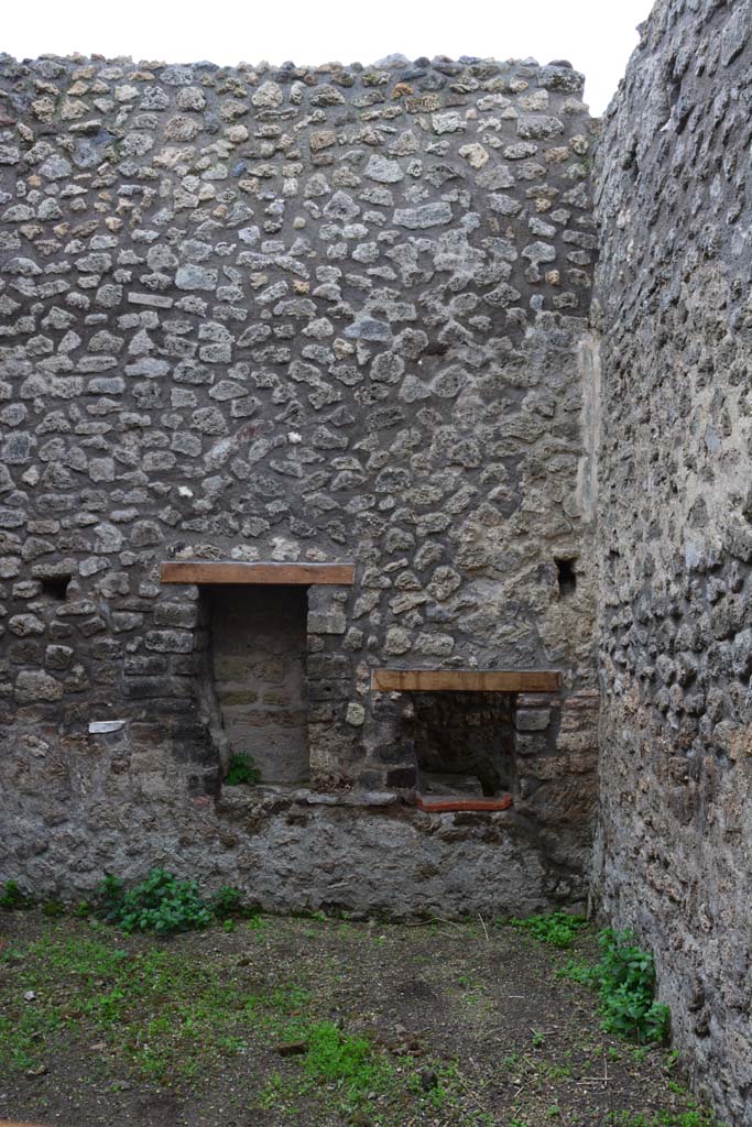 IX.5.4 Pompeii. March 2017. Room d, upper south wall in south-west corner.
Foto Christian Beck, ERC Grant 681269 DÉCOR.