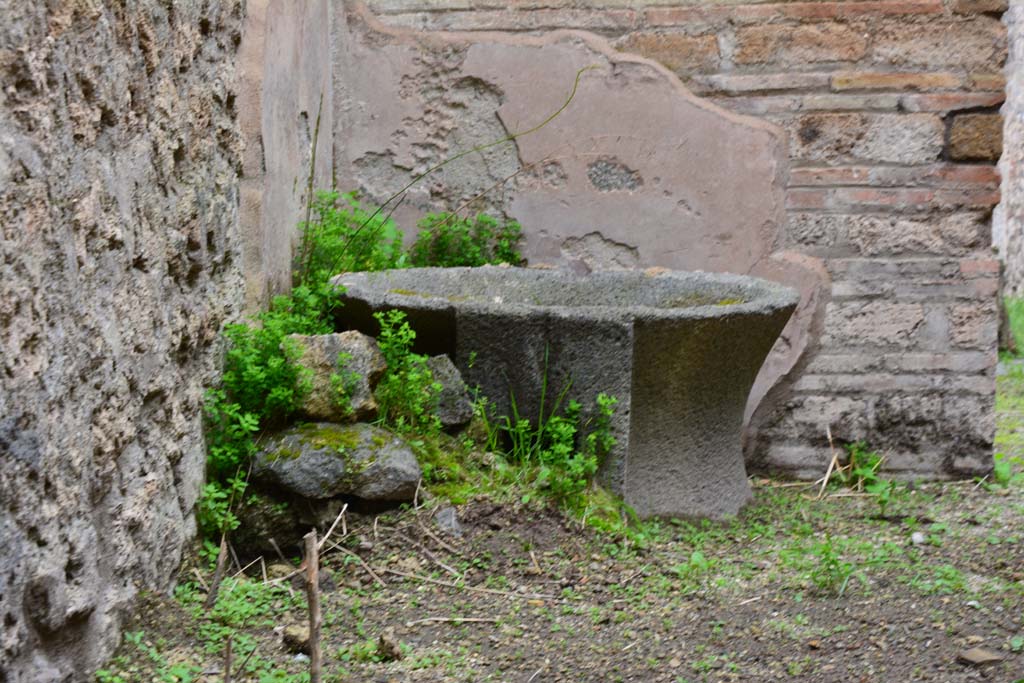 IX.5.4 Pompeii. March 2017. Room c, fragment of mill in north-west corner.
Foto Christian Beck, ERC Grant 681269 DÉCOR.