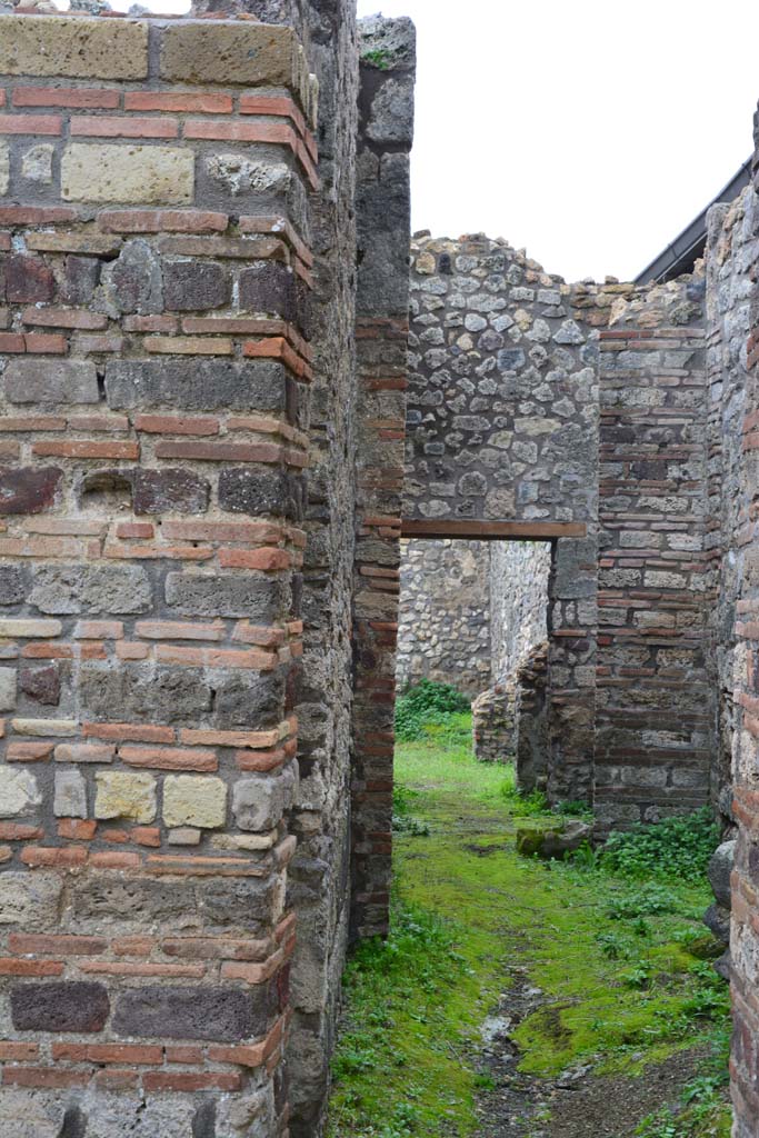 IX.5.4 Pompeii. March 2017.
Room e, looking south from east side of doorway, along east wall towards doorway to rear room.
Foto Christian Beck, ERC Grant 681269 DÉCOR.