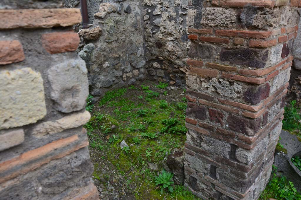 IX.5.4 Pompeii. March 2017. Room e, looking through doorway towards remains of structure in north-west corner.
Foto Christian Beck, ERC Grant 681269 DÉCOR.