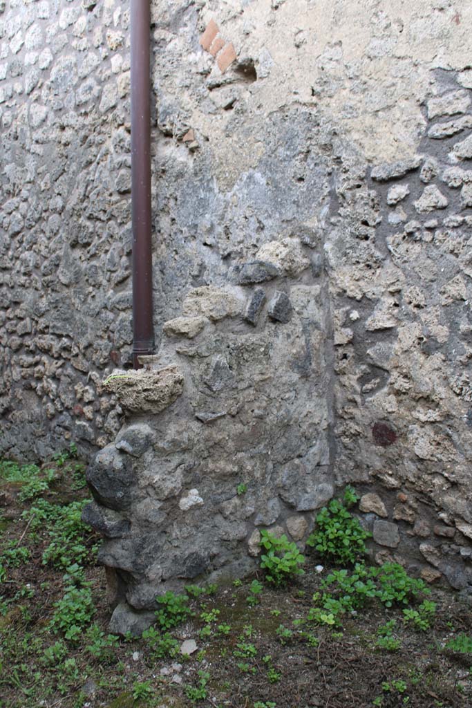 IX.5.4 Pompeii. March 2019.
Room e, looking south to wall of structure in north-west corner against west wall.
Foto Christian Beck, ERC Grant 681269 DÉCOR.