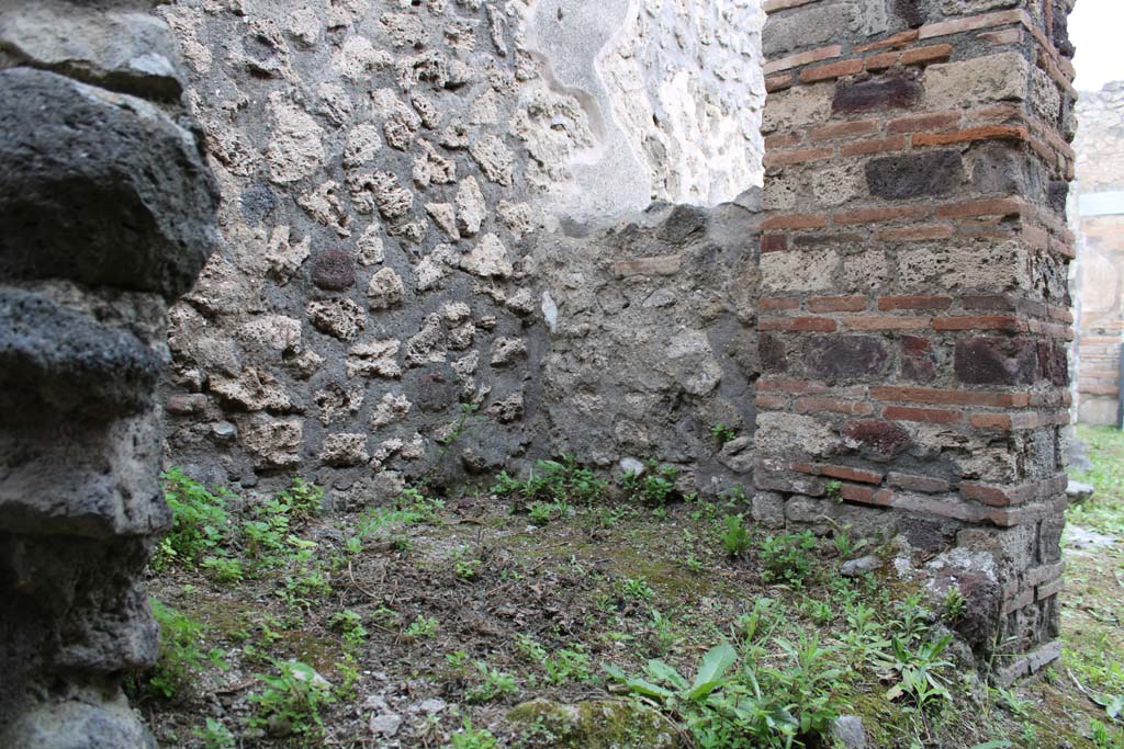 IX.5.4 Pompeii. March 2019. Room e, looking north towards structure in north-west corner.
Foto Christian Beck, ERC Grant 681269 DÉCOR.