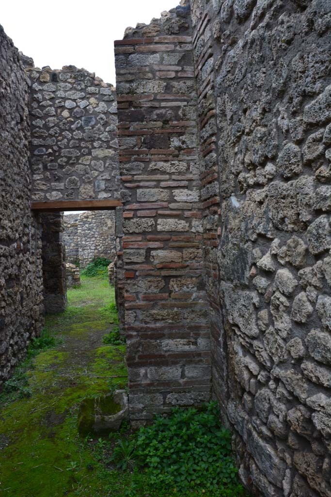 IX.5.4 Pompeii. March 2017.
Room e, looking south along west wall, and through doorway into room f.
Foto Christian Beck, ERC Grant 681269 DÉCOR.