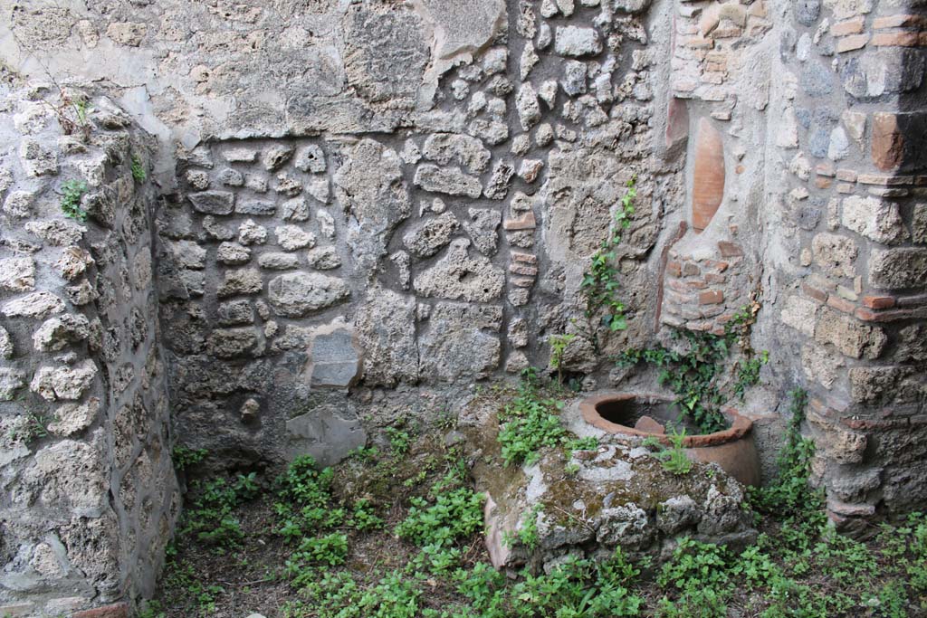 IX.5.4 Pompeii. March 2019. Room f, looking towards west wall.
Foto Christian Beck, ERC Grant 681269 DÉCOR.