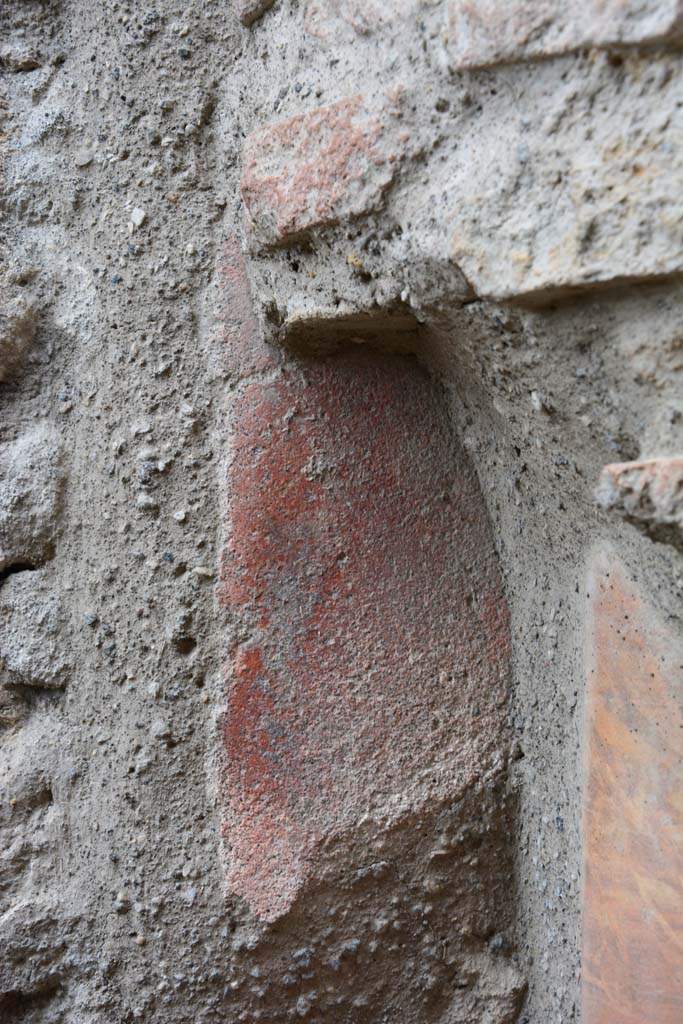IX.5.4 Pompeii. March 2017.
Room f, detail of remaining painted plaster on west wall at side of terracotta downpipe.
Foto Christian Beck, ERC Grant 681269 DÉCOR.