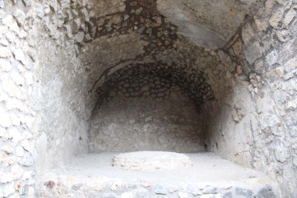 IX.5.4 Pompeii. March 2019. Room f, looking east towards upper oven.
Foto Christian Beck, ERC Grant 681269 DÉCOR.