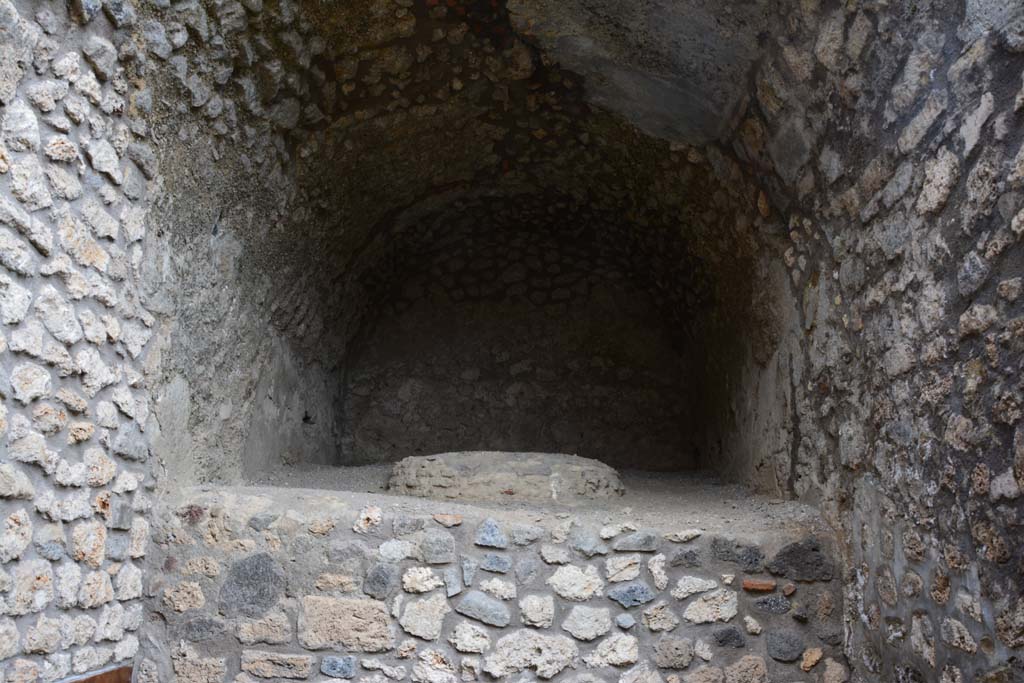 IX.5.4 Pompeii. March 2017. Room f, oven.
Foto Christian Beck, ERC Grant 681269 DÉCOR.