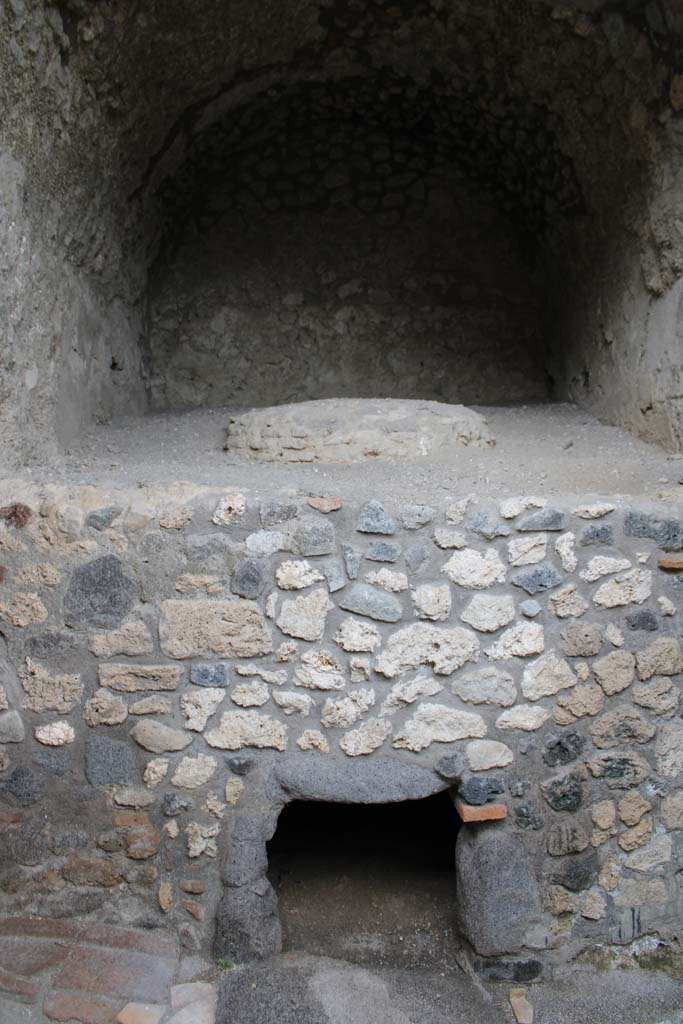 IX.5.4 Pompeii. March 2019. Room f, looking east towards oven.
Foto Christian Beck, ERC Grant 681269 DÉCOR.