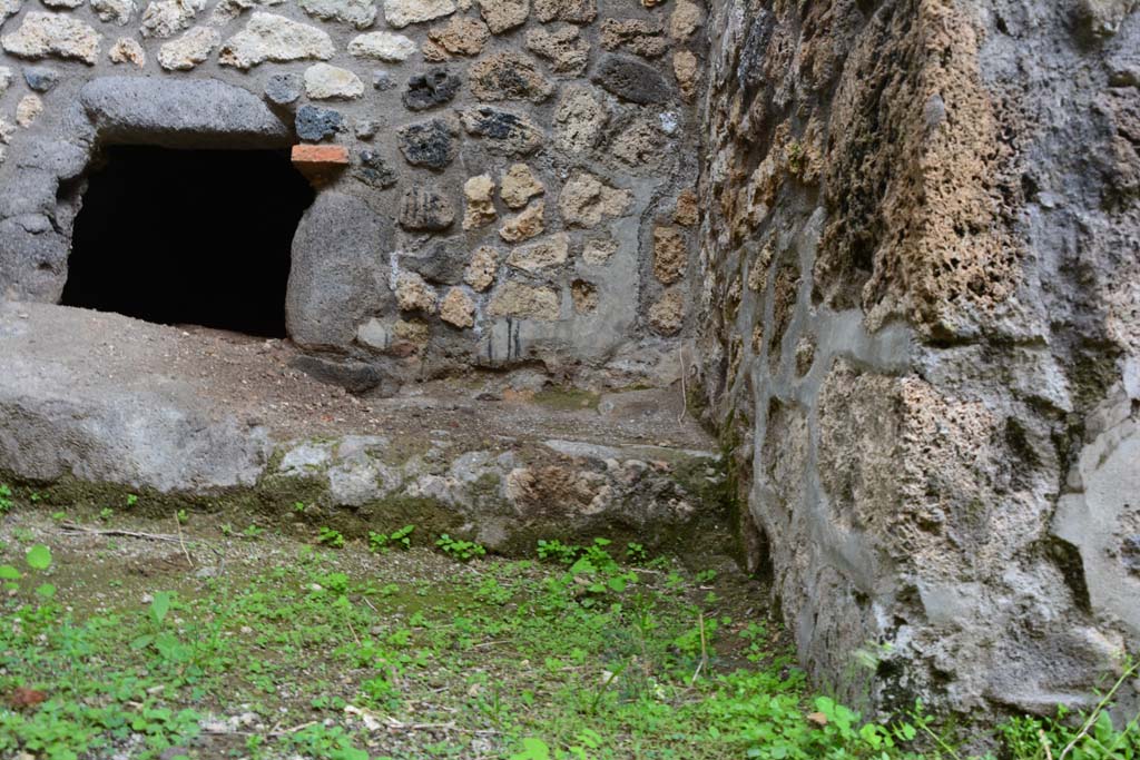 IX.5.4 Pompeii. March 2017. Room f, oven on east side, looking towards south end.
Foto Christian Beck, ERC Grant 681269 DÉCOR.