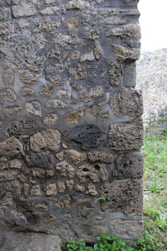 IX.5.4 Pompeii. March 2019. Room f, wall on south side of oven, looking south into room g.
Foto Christian Beck, ERC Grant 681269 DÉCOR.