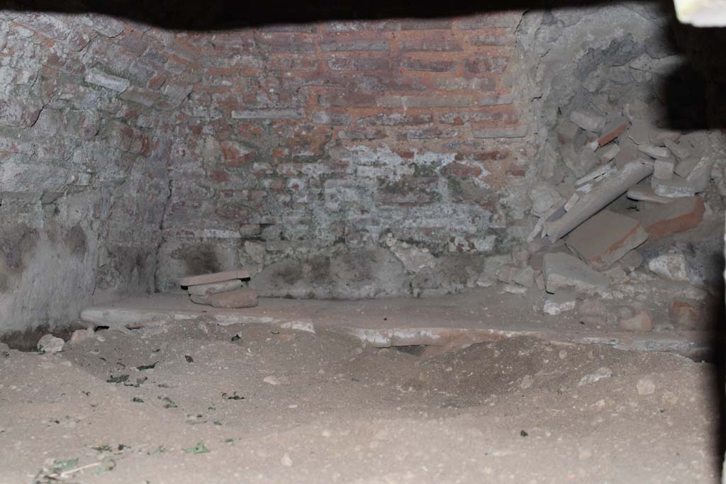 IX.5.4 Pompeii. March 2019. Room f, looking east into oven-mouth.
Foto Christian Beck, ERC Grant 681269 DÉCOR.